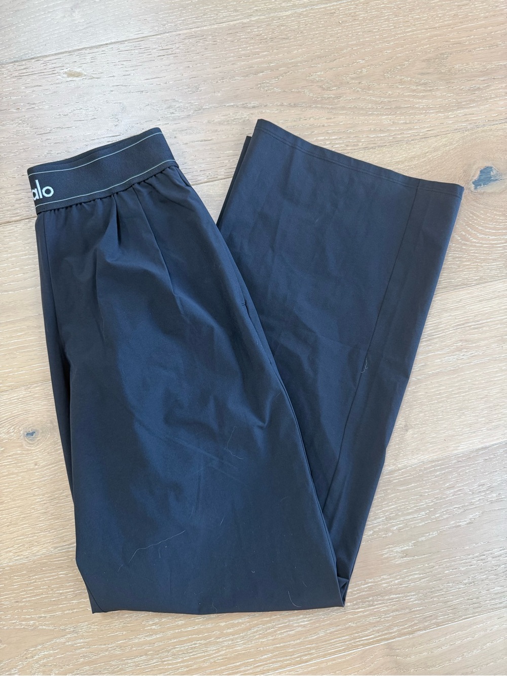 ALO Suit Up Trouser in Long Length - Picture 4 of 5